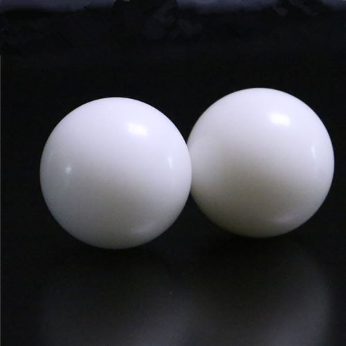 Bele plastične kroglice